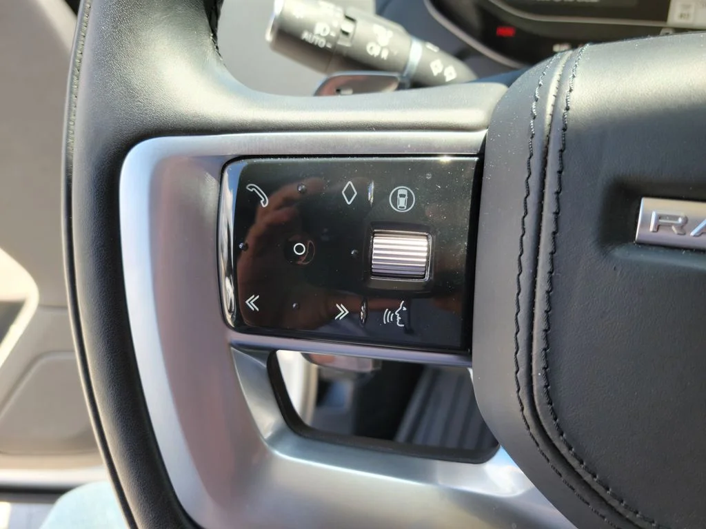 Used 2024 White Land Rover SE image 21