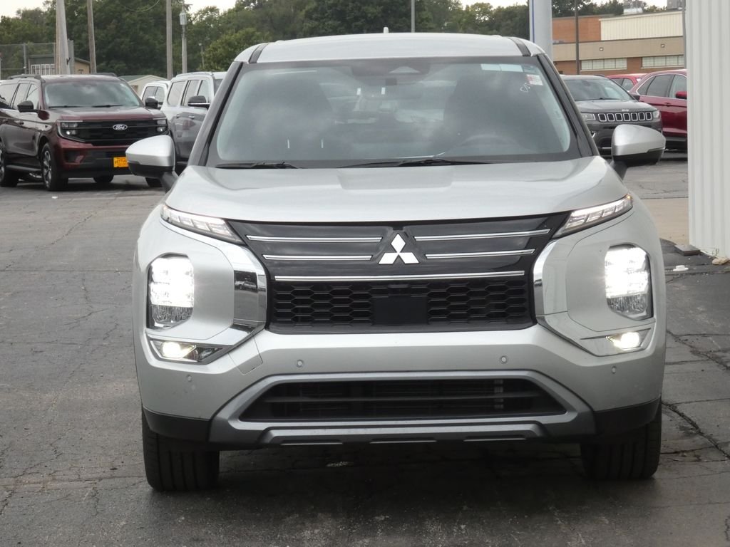 Used 2025 Silver Mitsubishi SE image 4