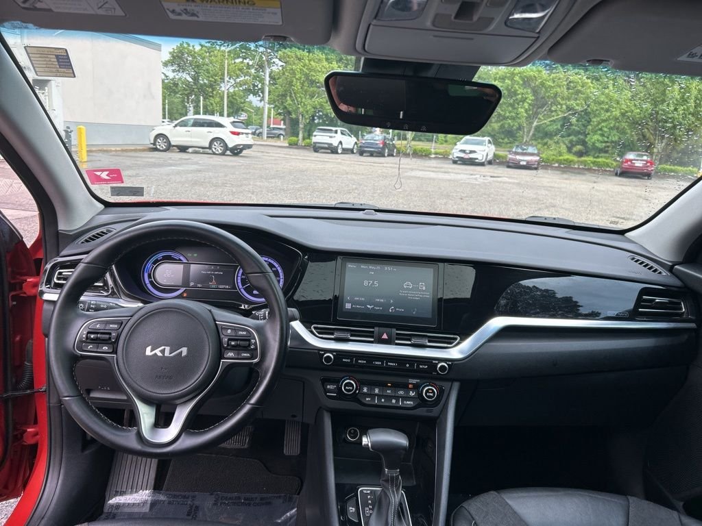 Used 2022 Orange Kia LXS image 19