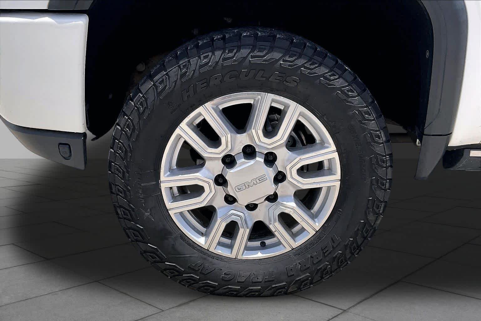 Used 2022 White Frost Tricoat GMC Denali image 10
