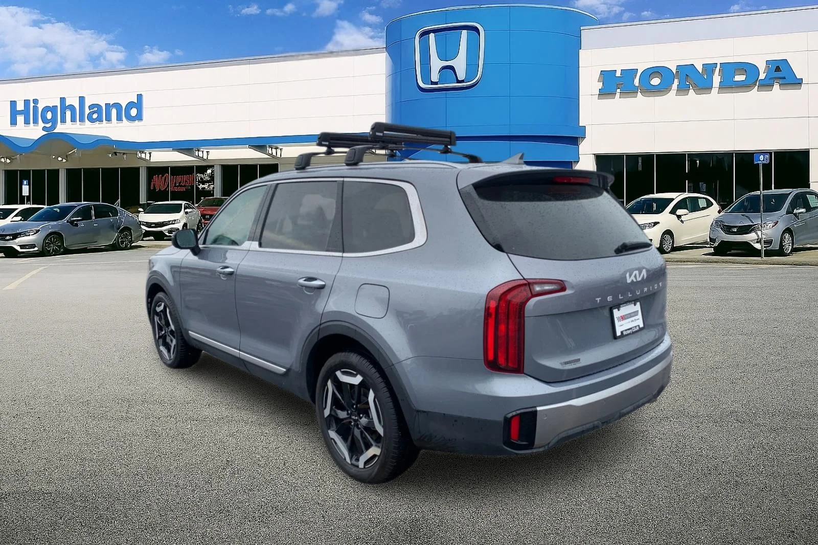 Used 2025 Silver Kia S image 3