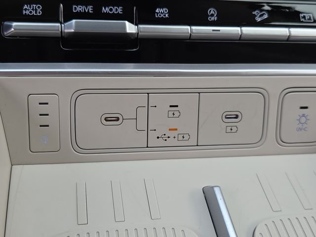 Used 2025 Shimmering Silver Hyundai Calligraphy image 12