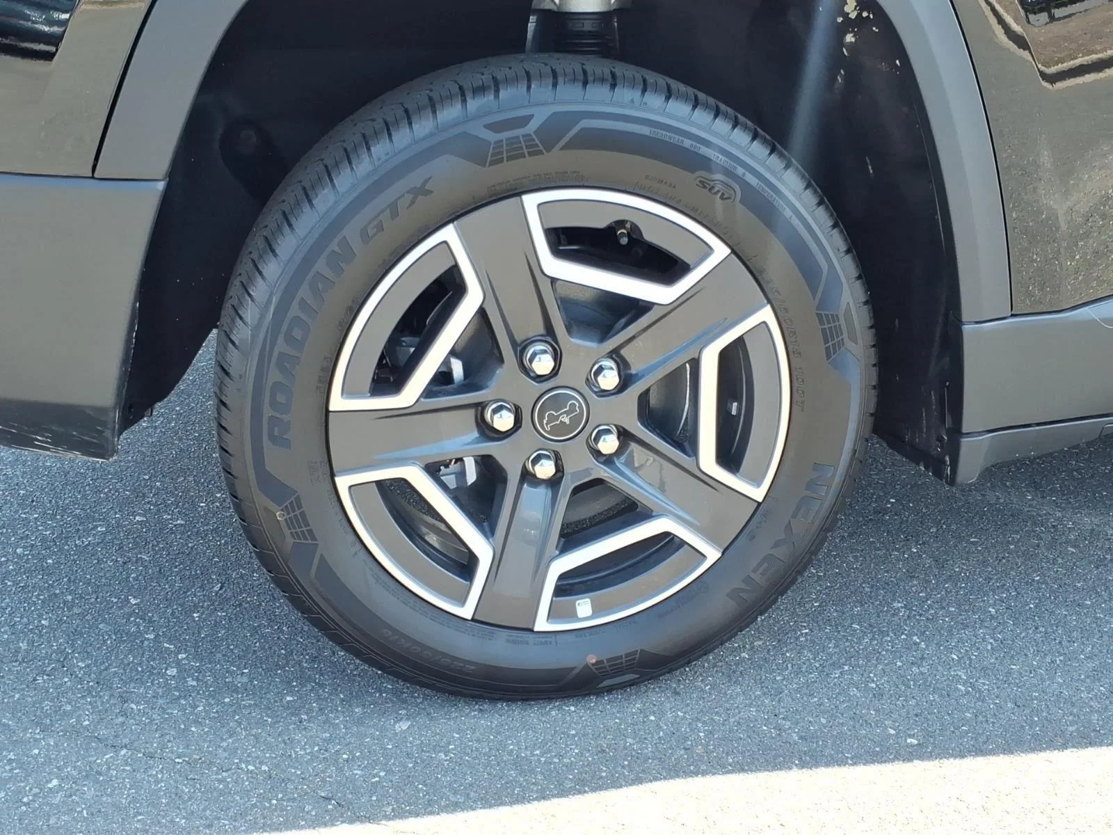 New 2026 Diamond Black Crystal Pearl-Coat Exterior Paint Jeep Laredo image 12