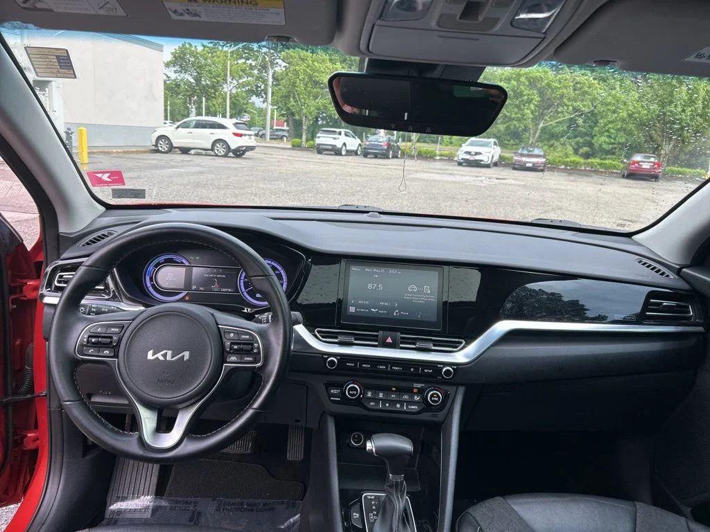 Used 2022 Orange Kia LXS image 19