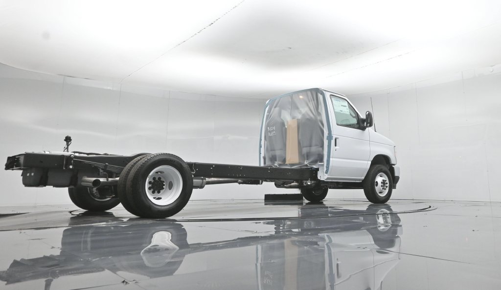 New 2027 White Ford Base image 36