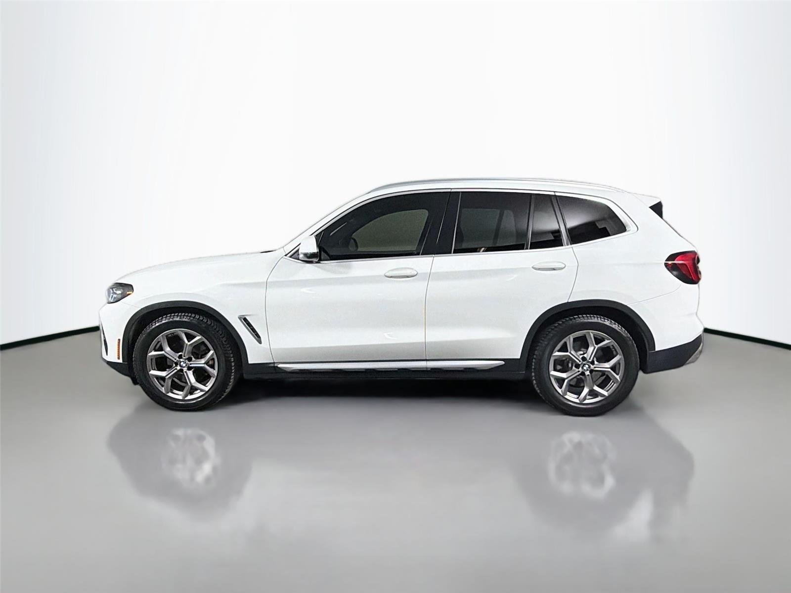 Used 2022 Alpine White BMW sDrive30i image 8
