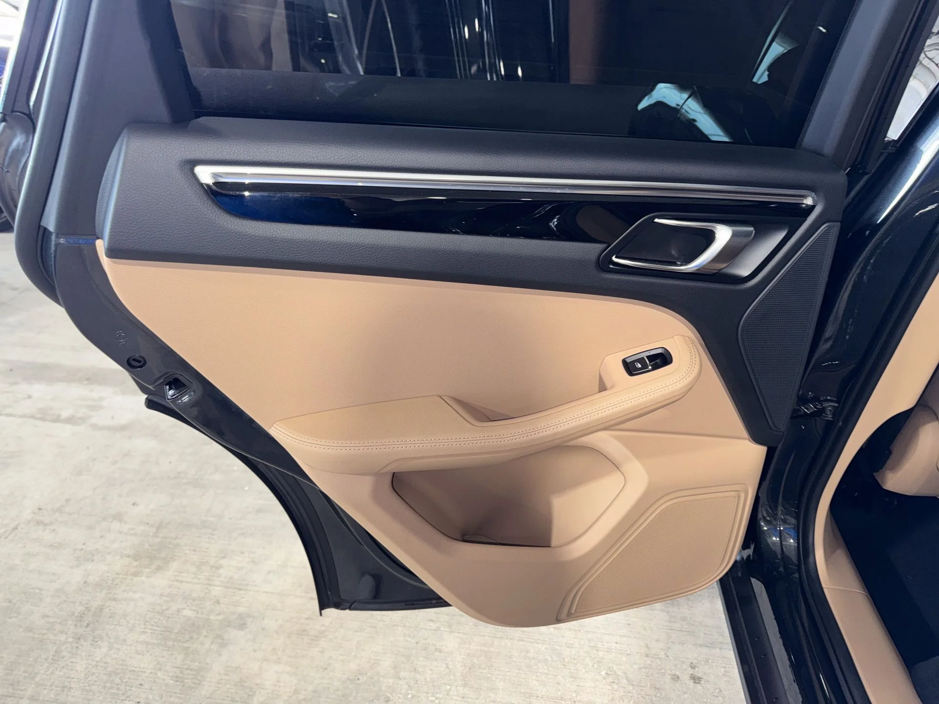 Used 2025  Porsche T image 16