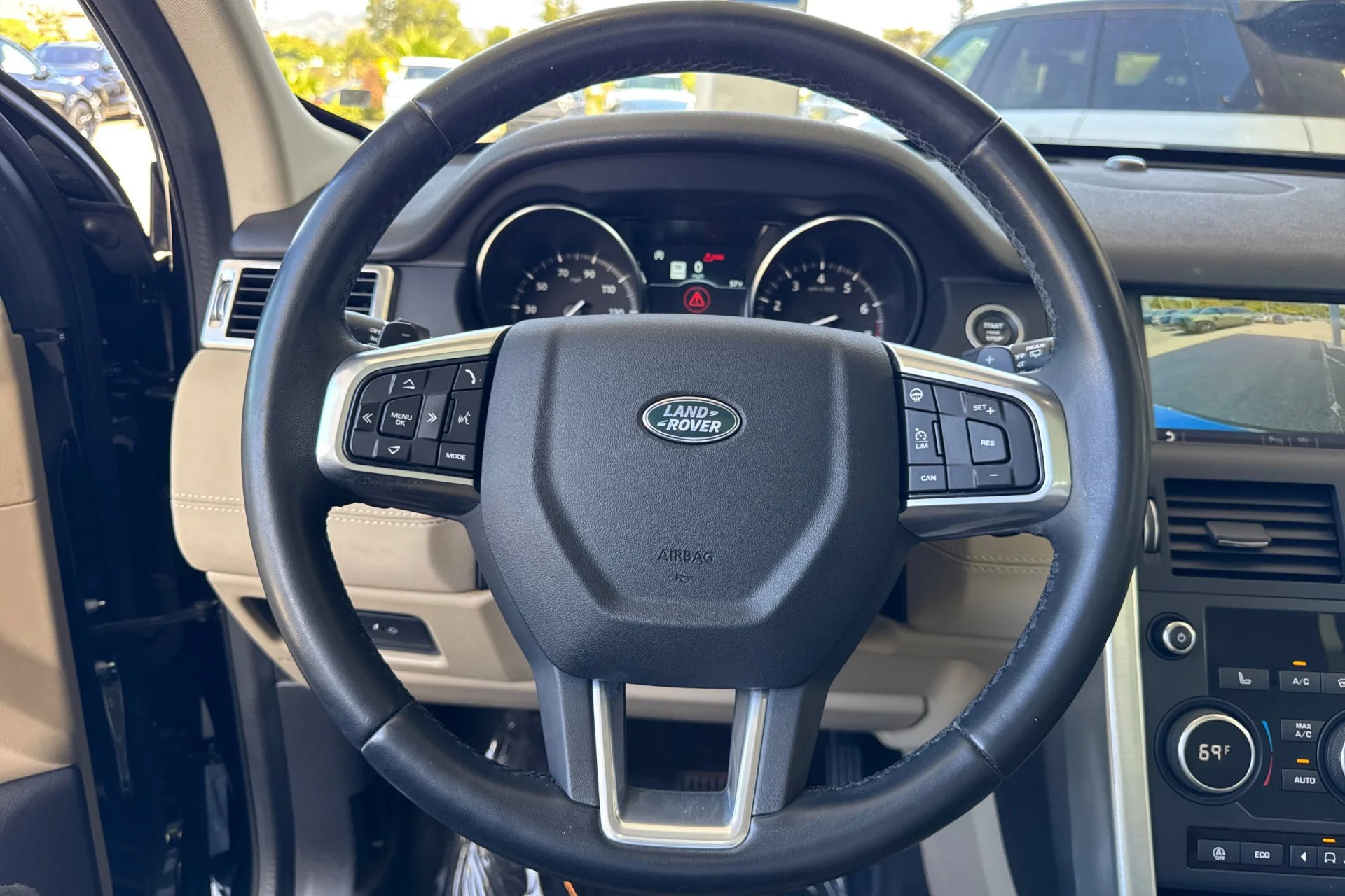 Used 2019 Narvik Black Land Rover HSE image 25