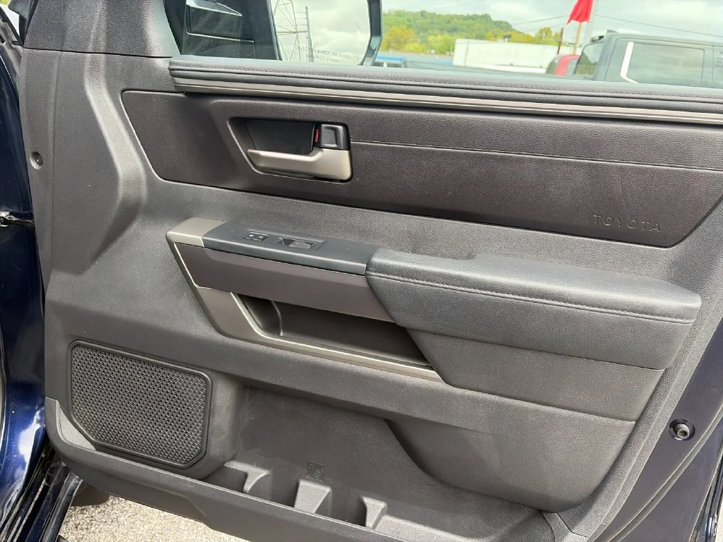 Used 2025  Toyota SR5 image 19