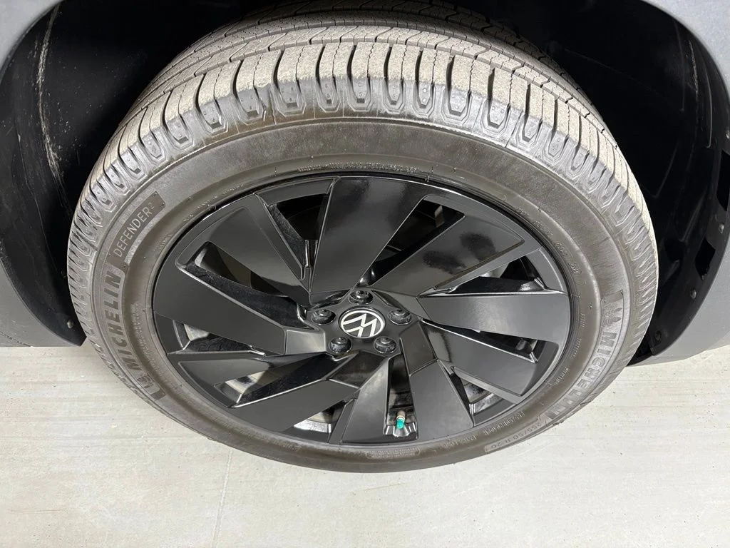Used 2024 Black Volkswagen 2.0T SE w/Technology image 11