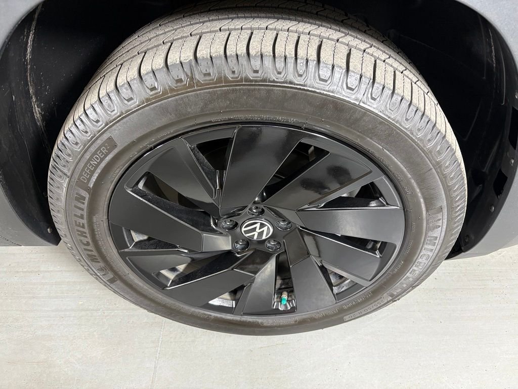 Used 2024 Black Volkswagen 2.0T SE w/Technology image 11