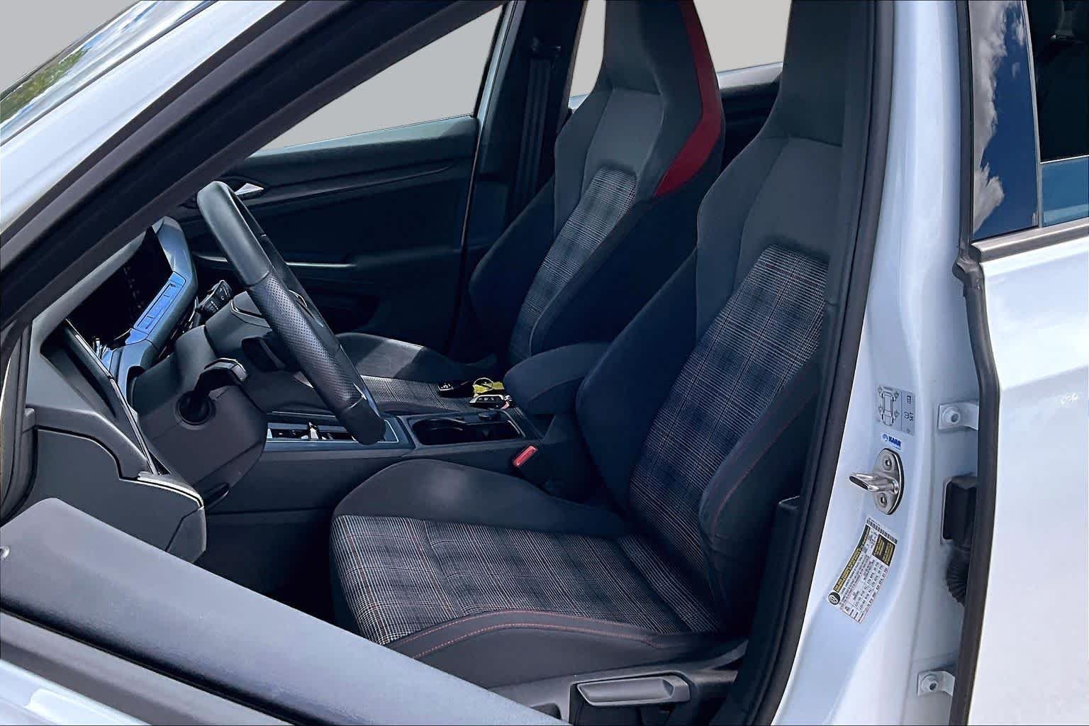 Used 2022 Oryx White Pearl Volkswagen SE image 6