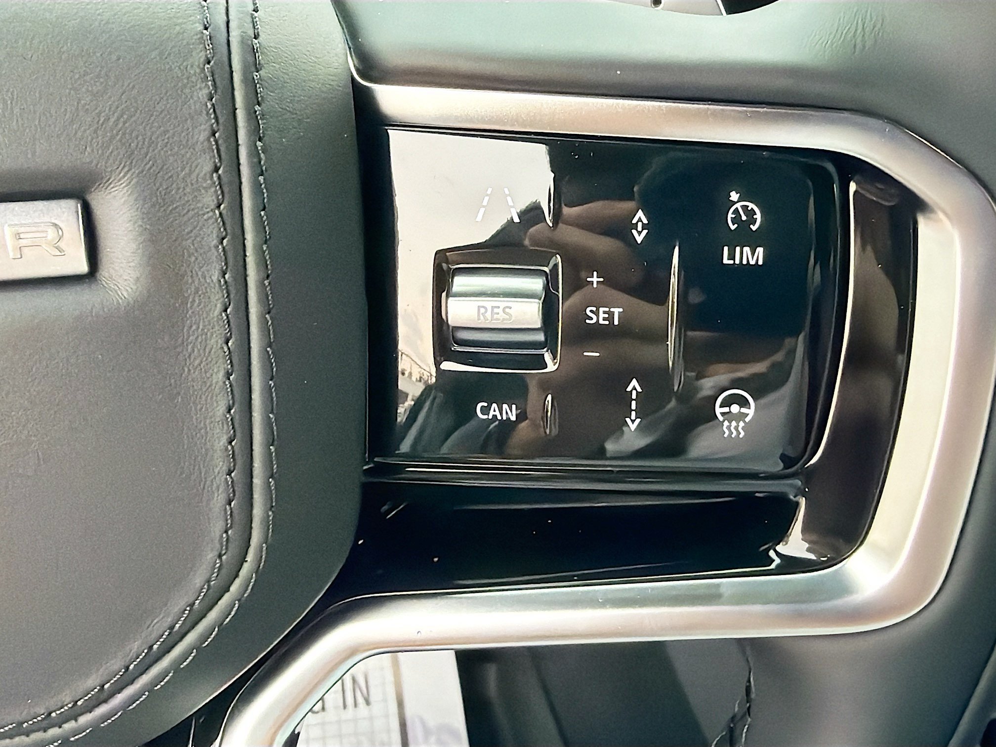 New 2026 Ostuni Pearl White Land Rover SE image 39