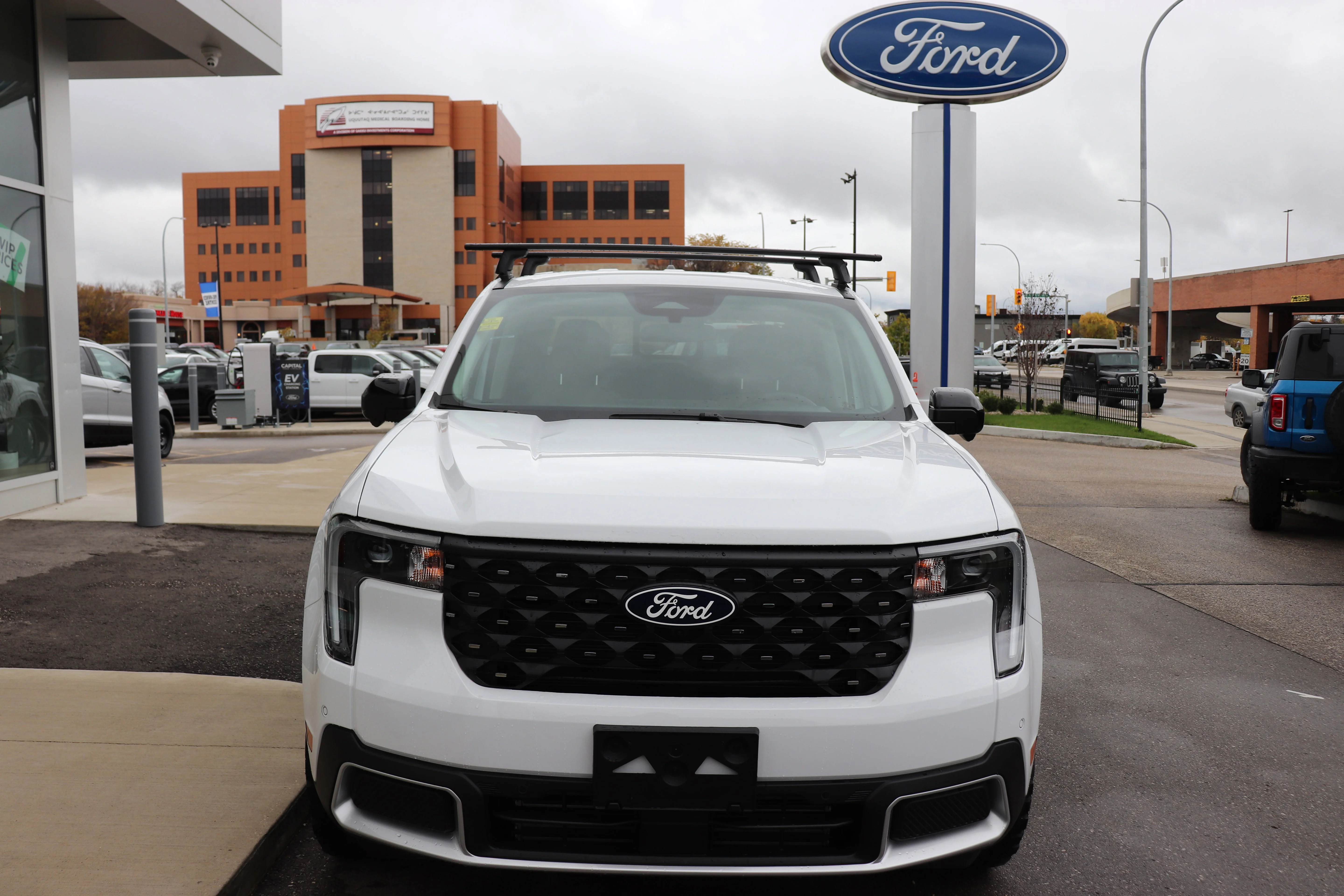 New 2025 OXFORD WHITE Ford LARIAT image 2