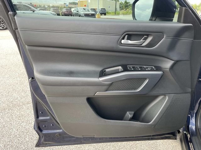 Used 2023 Blue Nissan SL image 17
