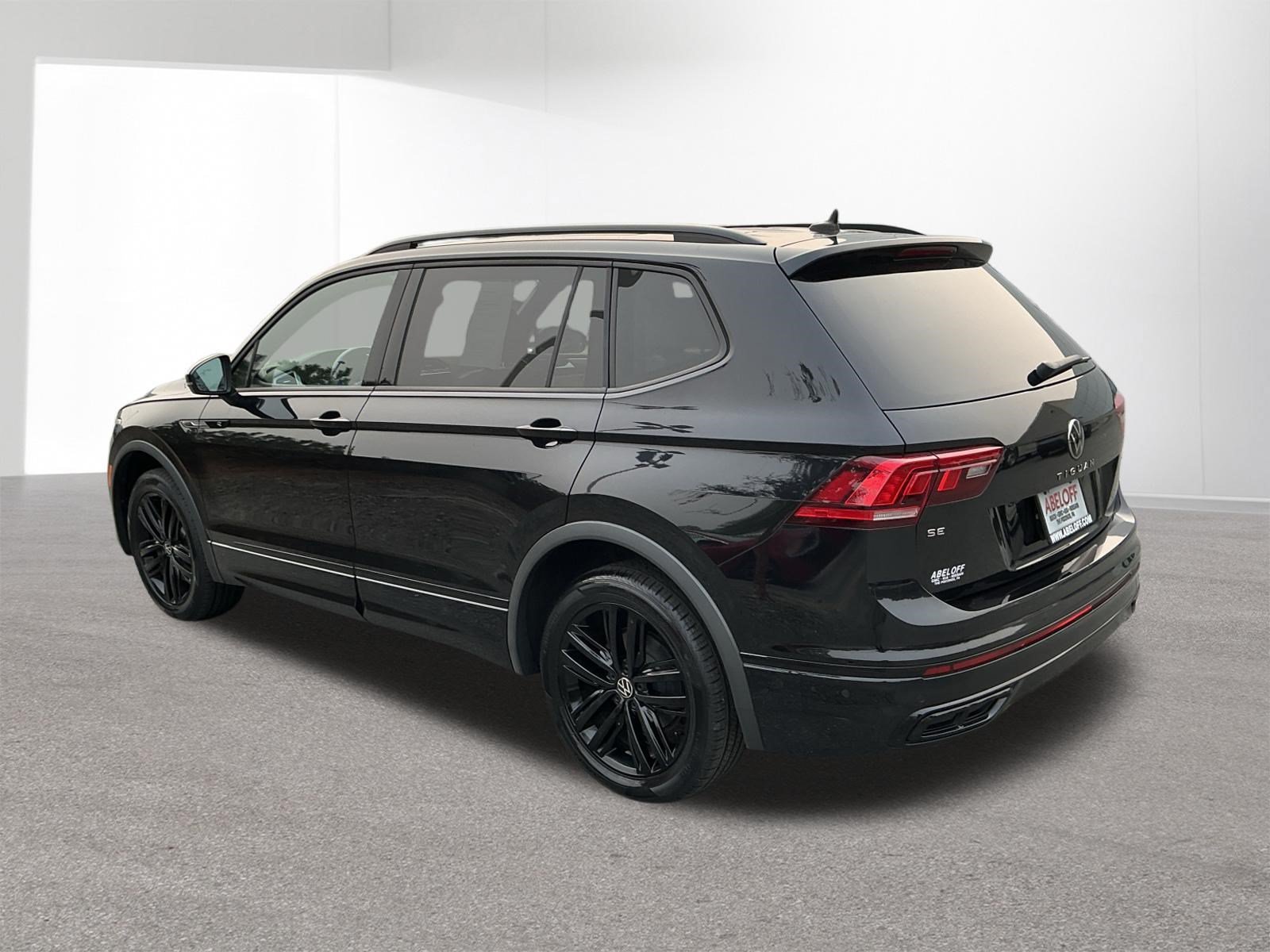 Used 2022 Deep Black Volkswagen SE R-Line Black image 5