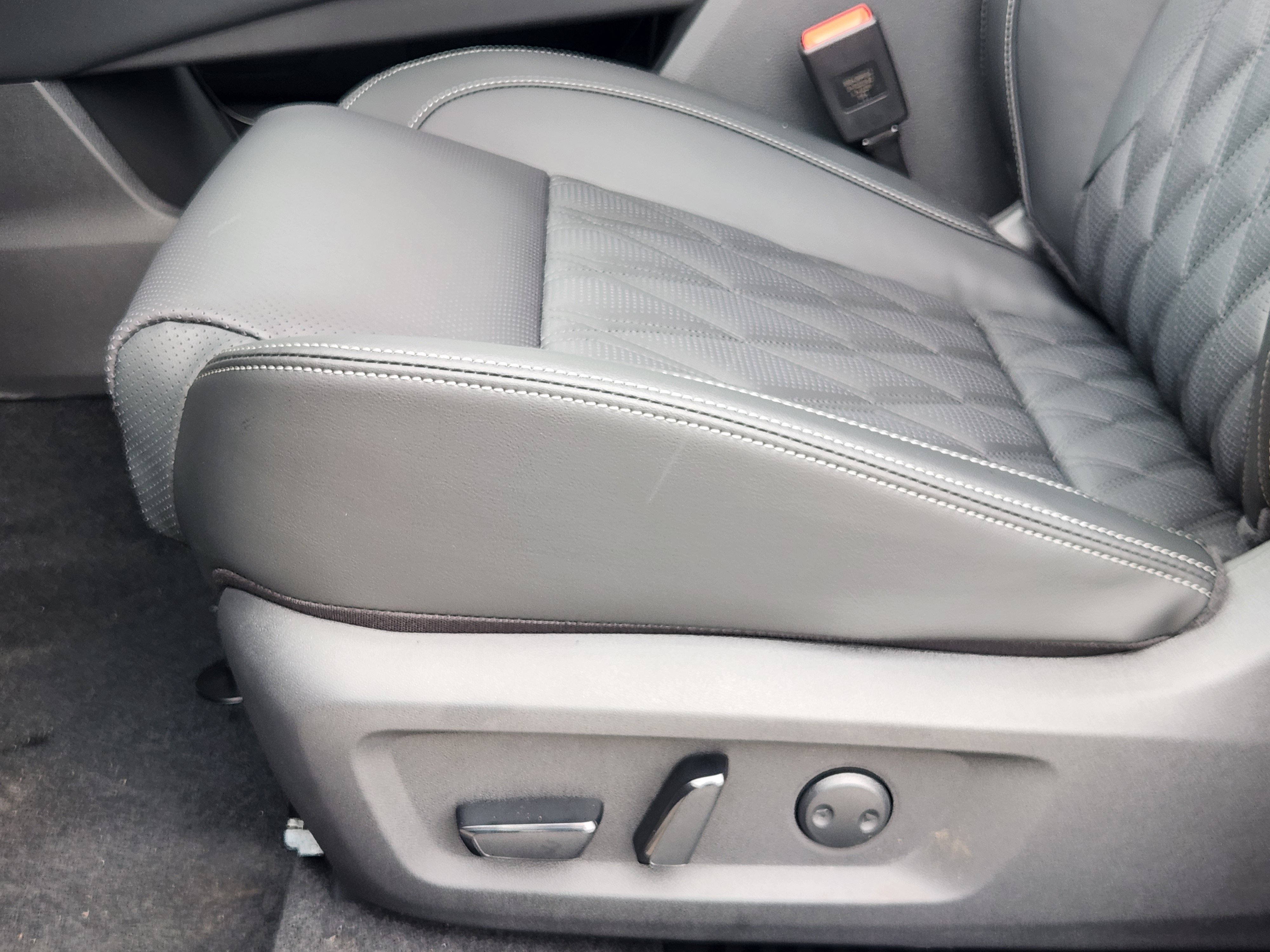 New 2026 Champagne Silver Metallic / Super Black Two-tone Nissan Platinum image 24