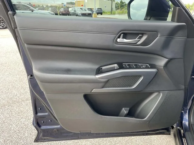Used 2023 Blue Nissan SL image 17