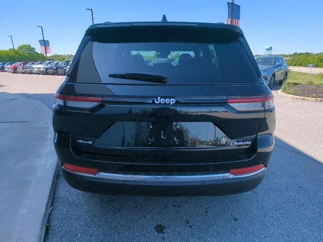 New 2026 Diamond Black Crystal Pearl-Coat Exterior Paint Jeep Laredo X image 29