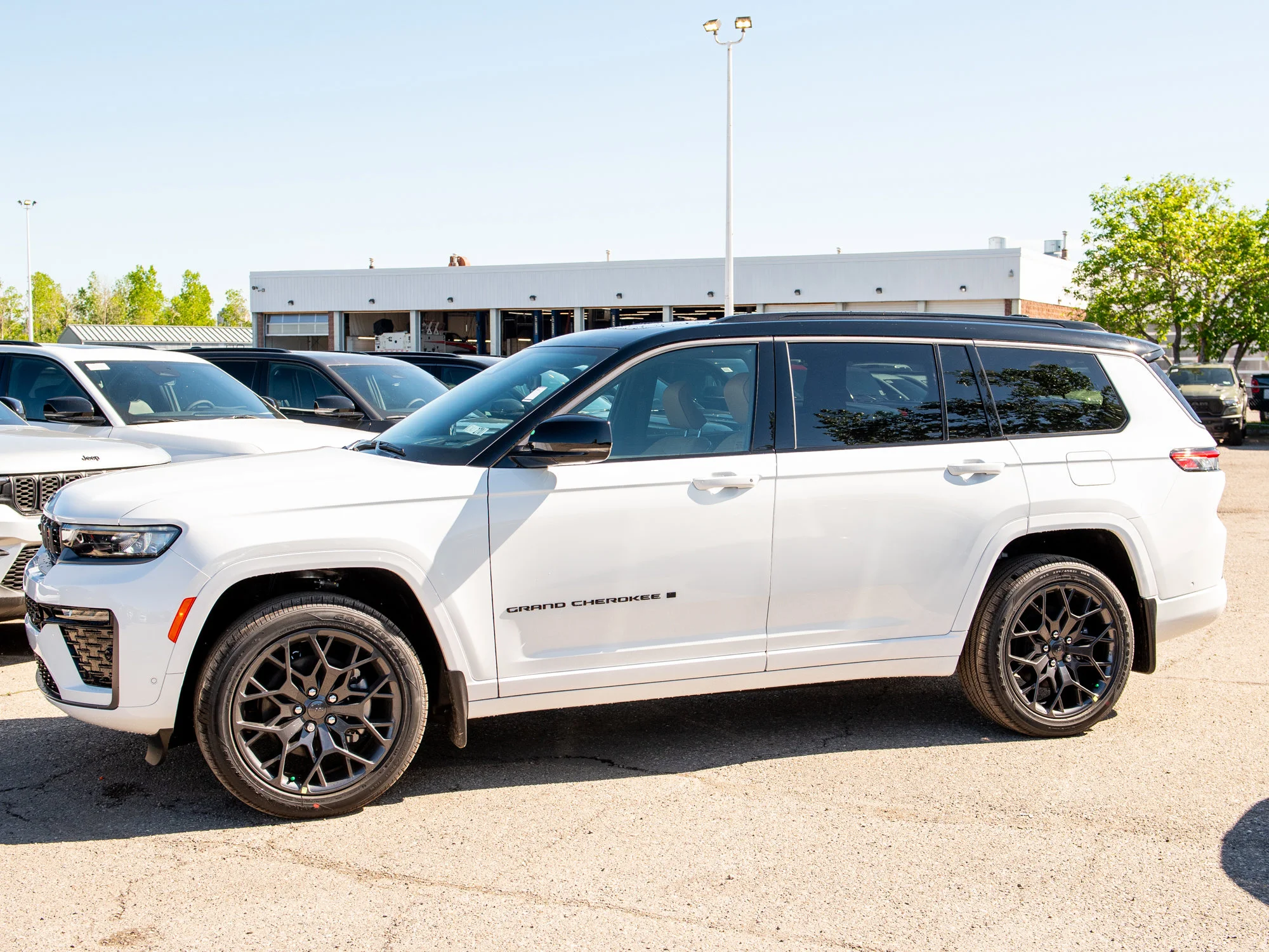 New 2026 White Jeep Summit* image 2