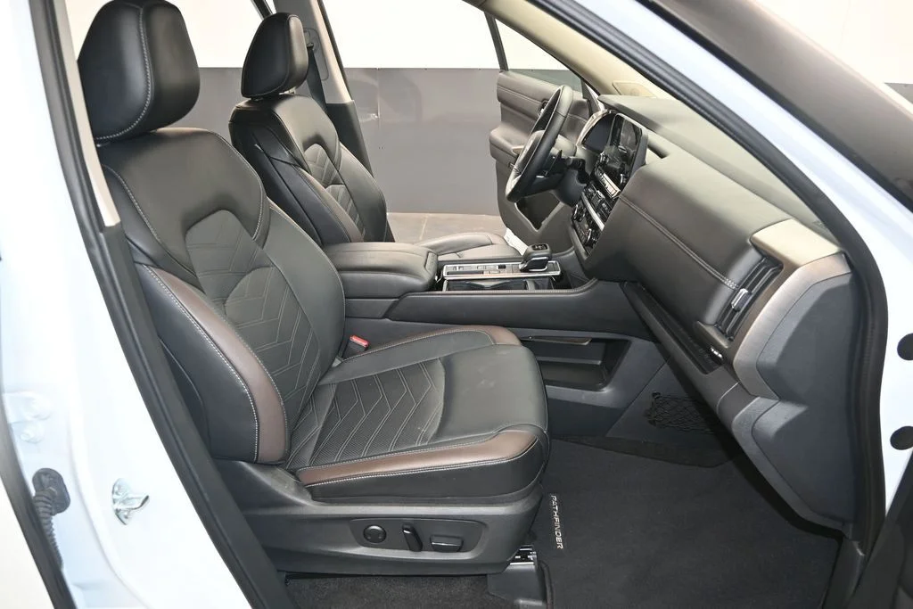 Used 2025 White Nissan Platinum image 26