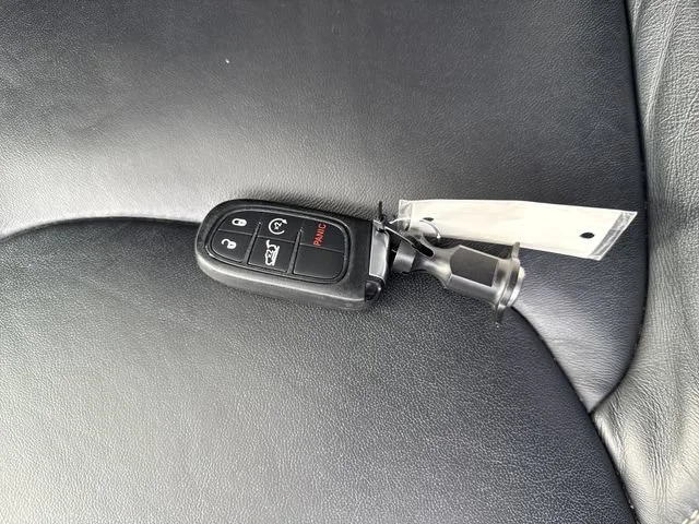 Used 2018 Diamond Black Crystal Pearlcoat Jeep Limited image 30