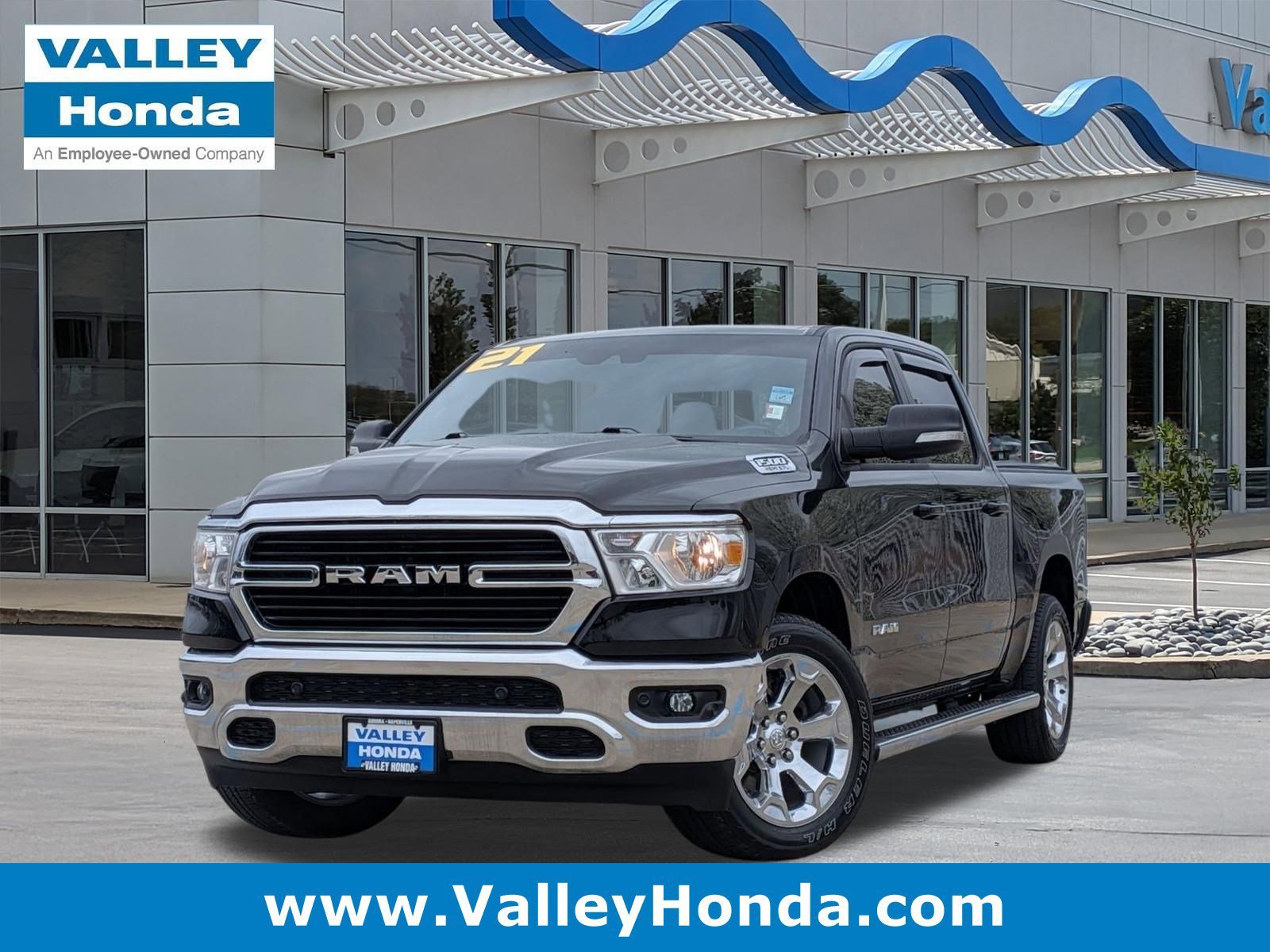 2021 RAM 1500 Big Horn/Lone Star 4x4 Crew Cab 5'7's photo
