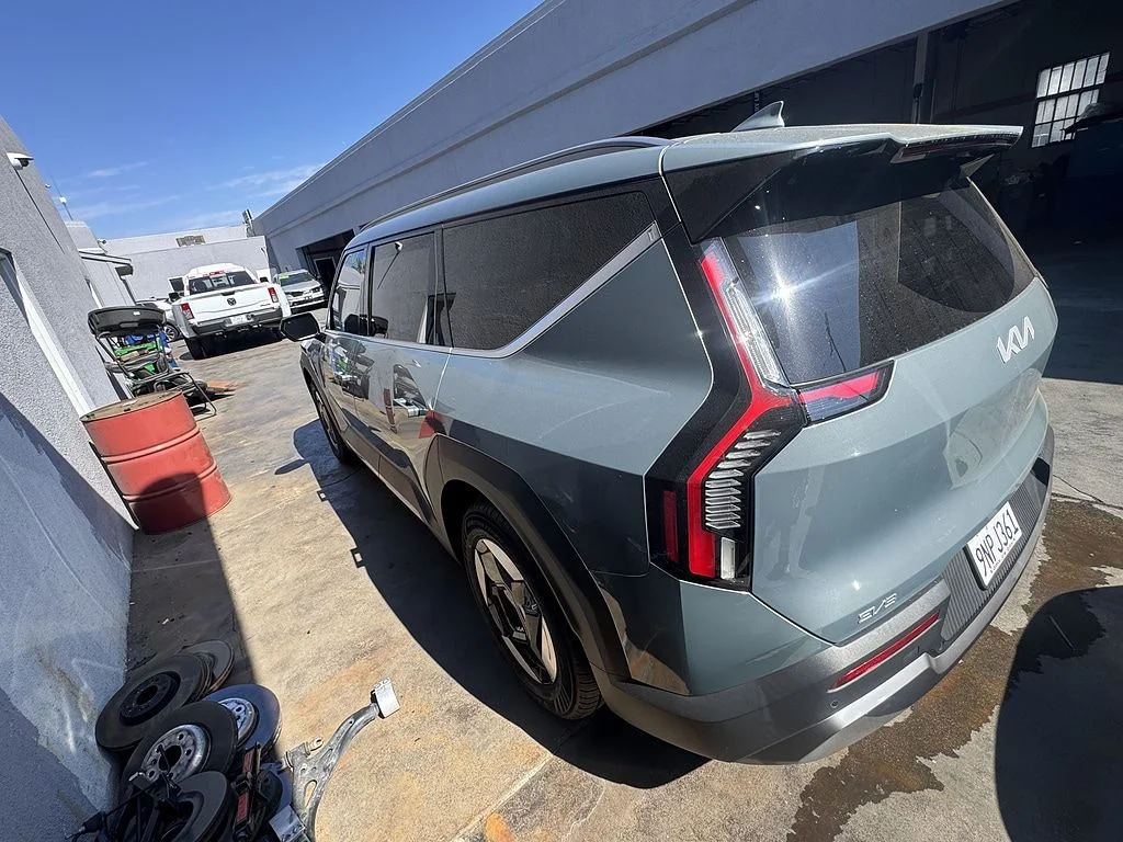 Used 2024 Green Kia Wind image 4