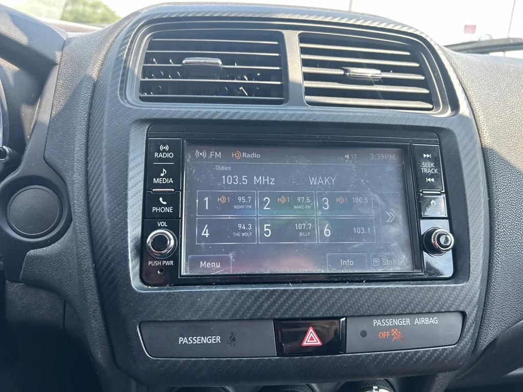 Used 2018 Octane Blue Metallic Mitsubishi ES 2.0 image 11