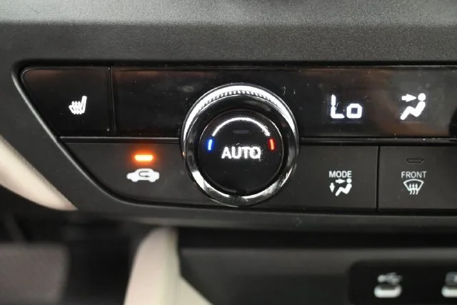 Used 2026 White Honda SE image 23