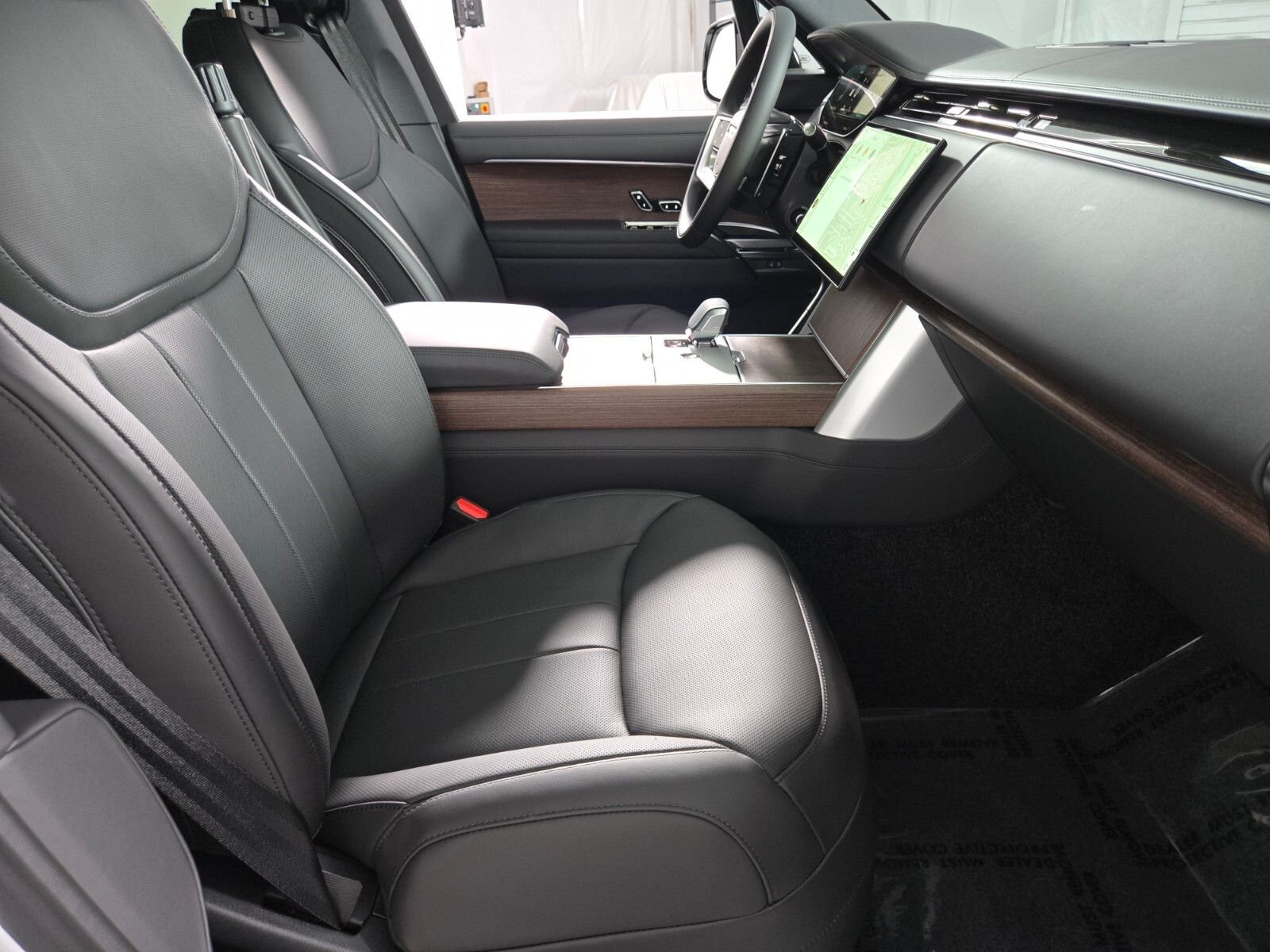 New 2026 Fuji White Land Rover SE image 3