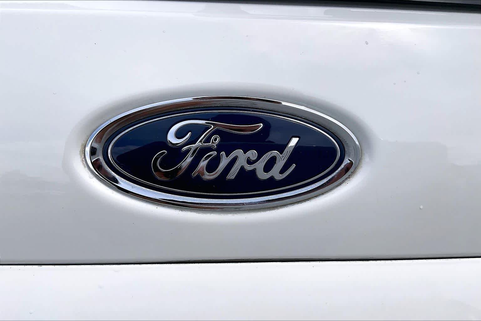 Used 2019 Diamond White Ford SES image 32