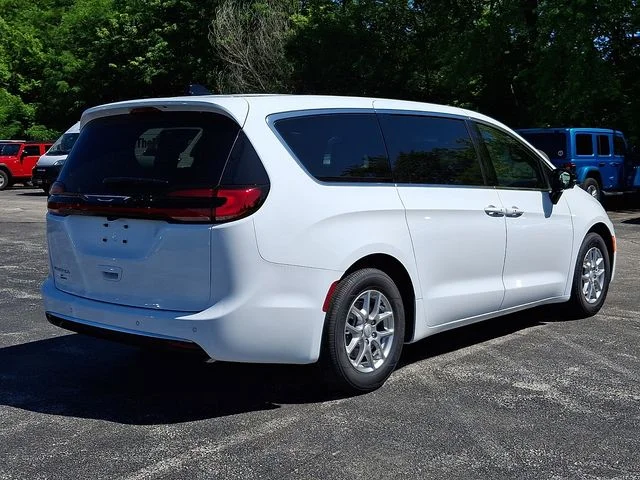 New 2027 White/off-white Chrysler Select image 6