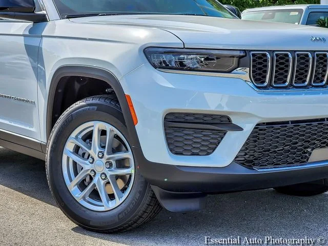 New 2026 Bright White Clearcoat Jeep Laredo image 3