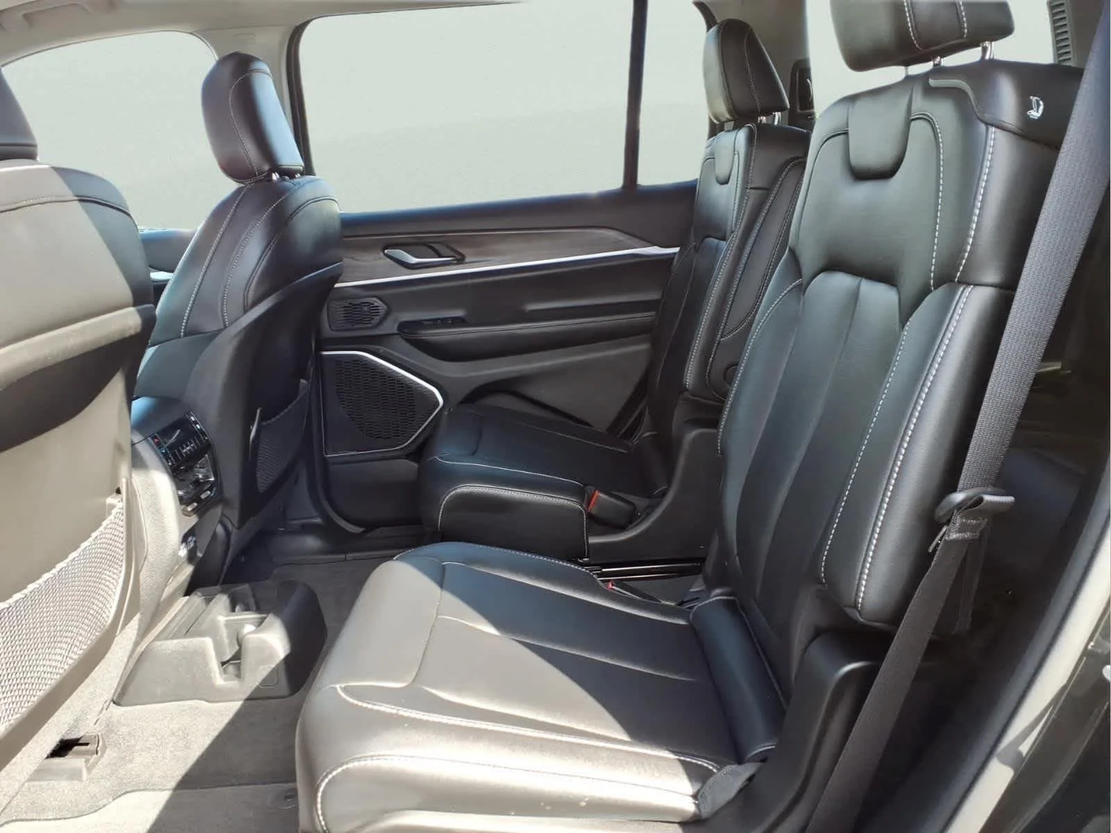 Used 2023 Rocky Mountain Pearlcoat Jeep Limited image 29