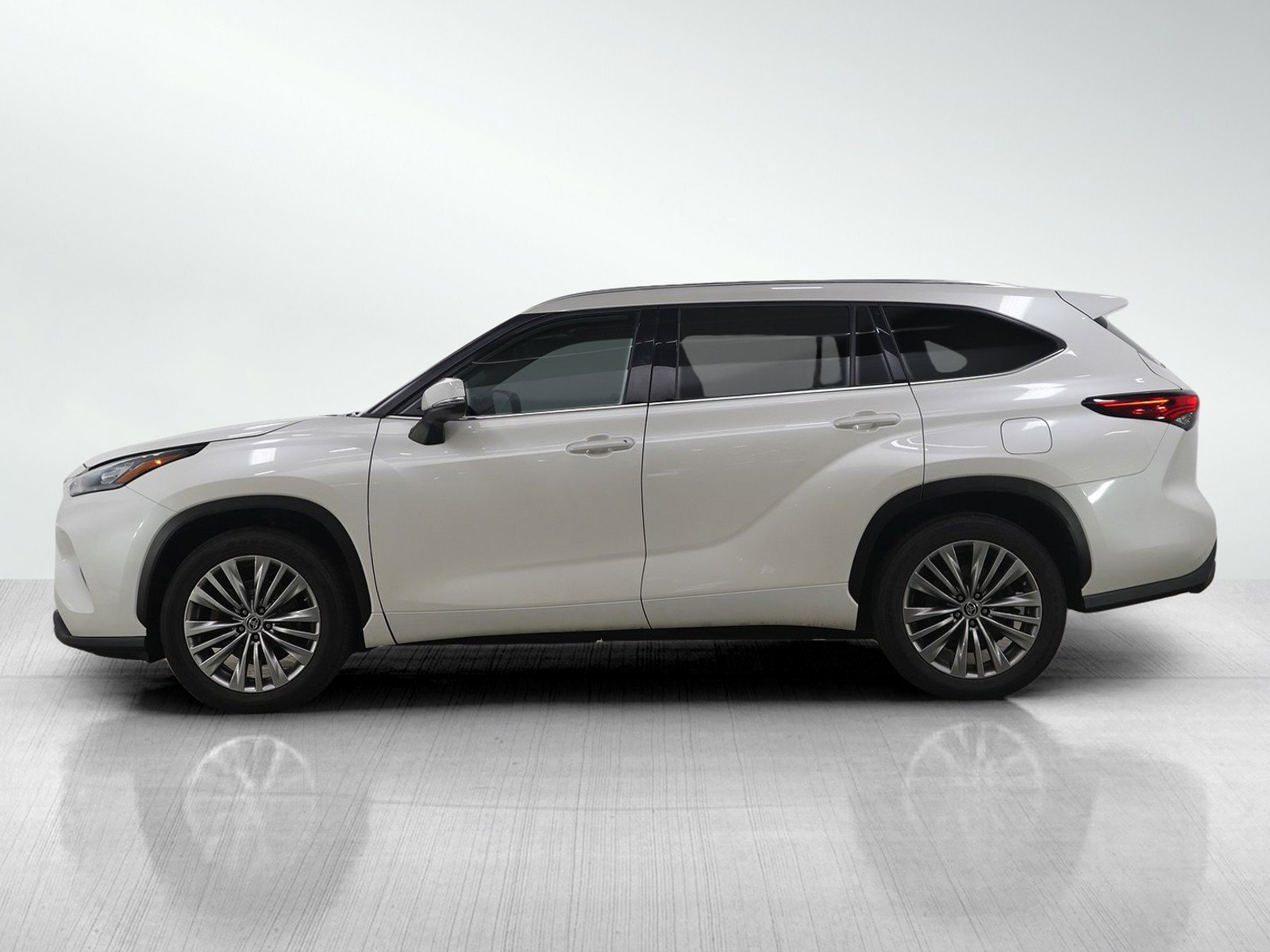 Used 2020 Toyota Highlander XLE with VIN 5TDGZRBH2LS503042 for sale in Wayzata, Minnesota