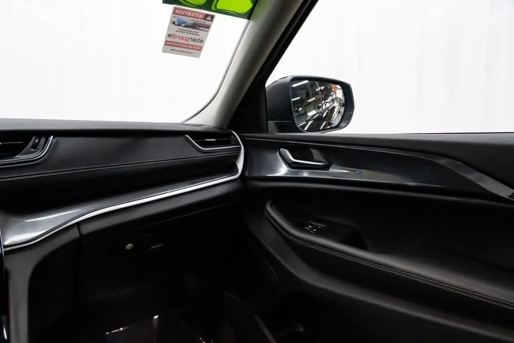 Used 2023 Diamond Black Crystal Pearlcoat Jeep Laredo image 11