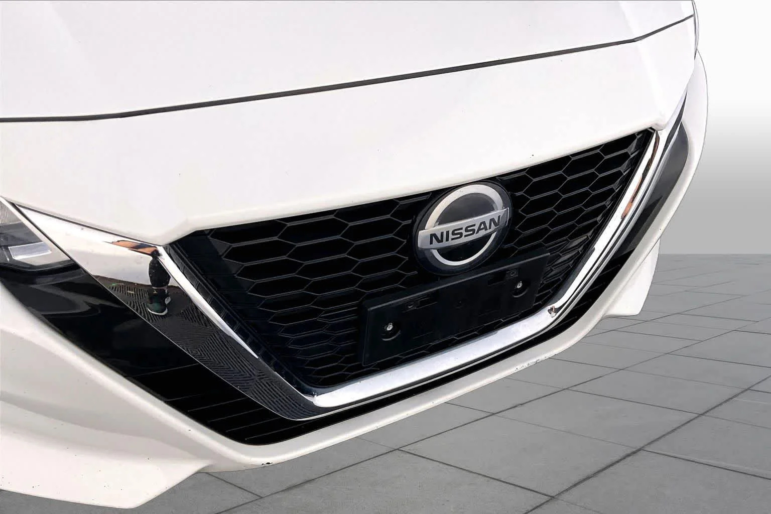Used 2020 Glacier White Nissan 2.5 S image 30