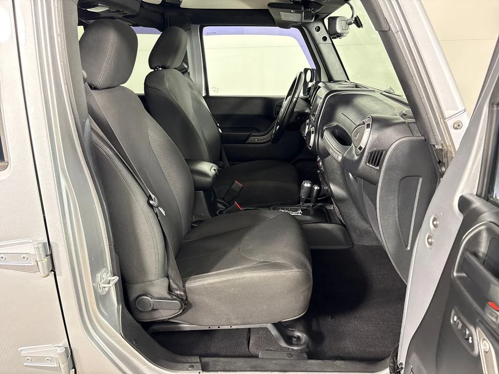 Used 2016 Silver Jeep Unlimited Sport image 8