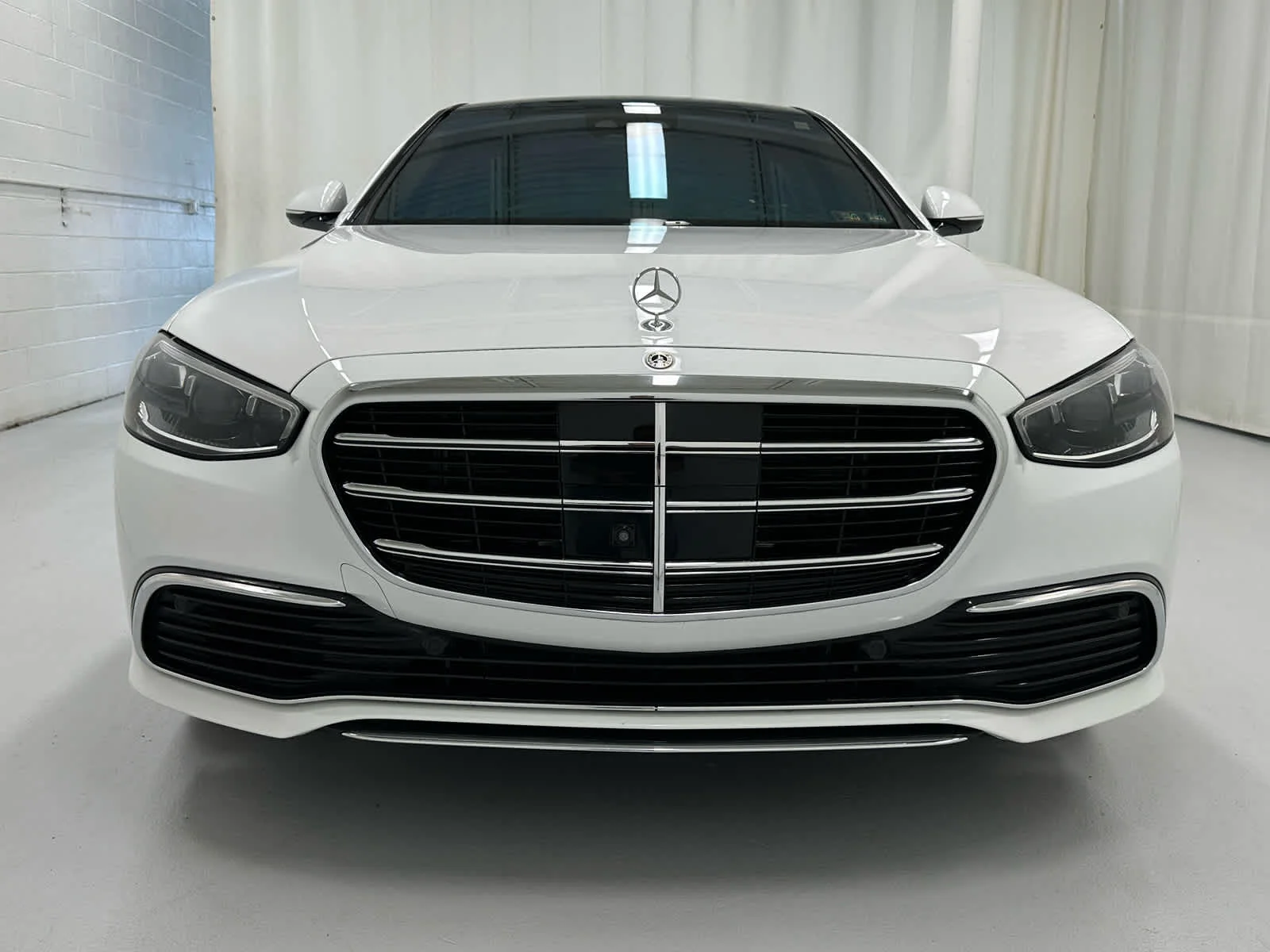 Used 2024 MANUFAKTUR Moonlight White Metallic Mercedes-Benz S 580 image 5