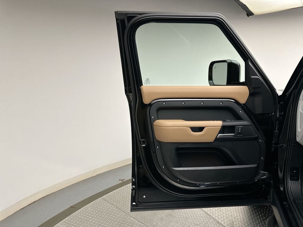 New 2026 Santorini Black Land Rover S image 9
