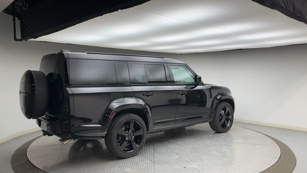 2026 Land Rover Defender V8 - Photo 2