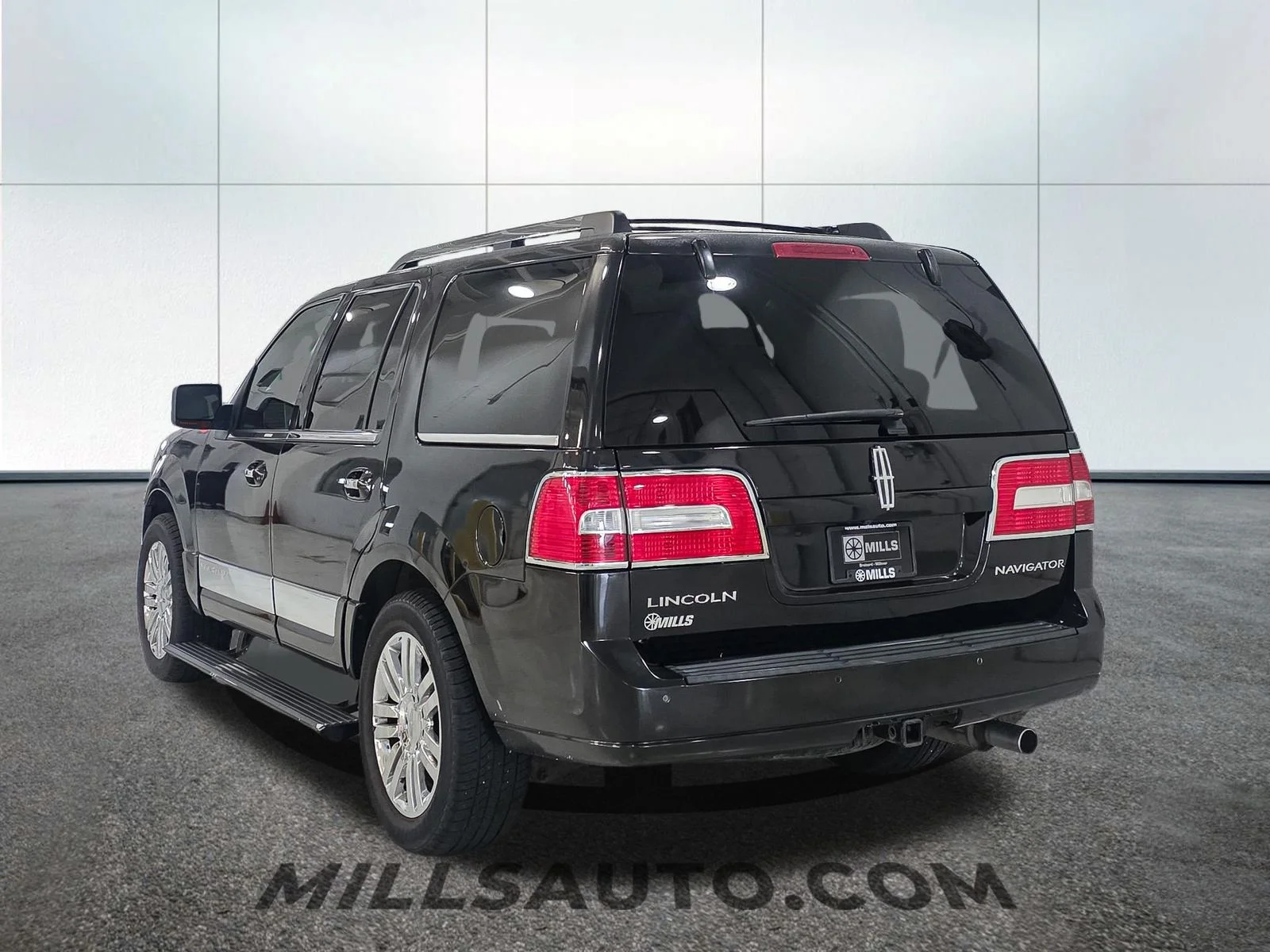 Used 2010 Tuxedo Black Metallic Lincoln Base image 5