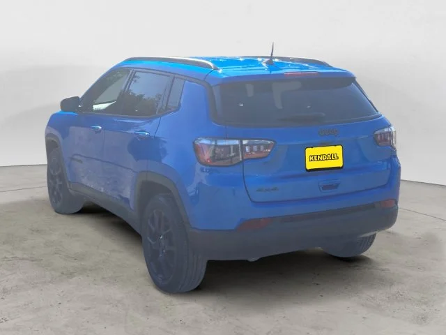 New 2026 Hydro Blue Pearl-Coat Exterior Paint Jeep Latitude image 6