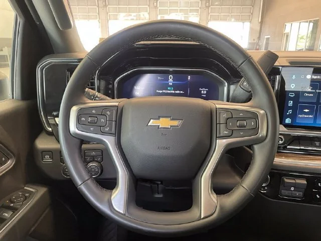 Used 2025 Summit White Chevrolet LT image 18