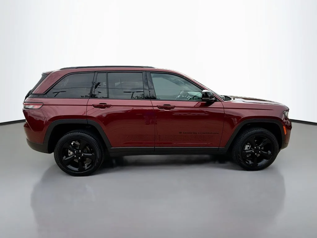 Used 2025 Velvet Red Pearlcoat Jeep Limited image 9