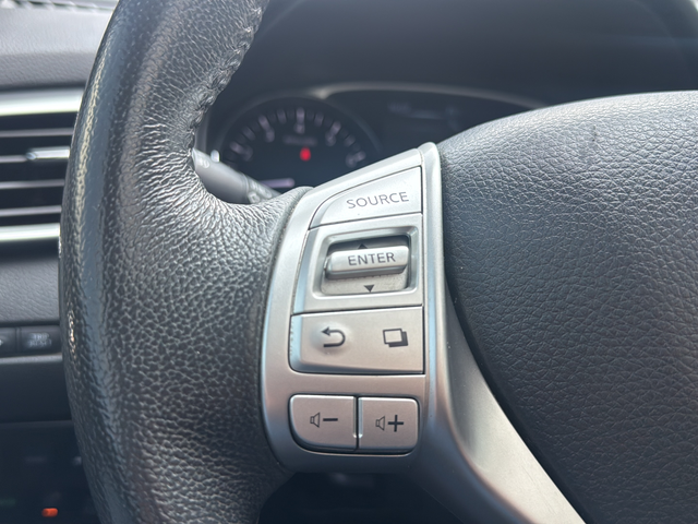 Used 2016 White Nissan SL image 16