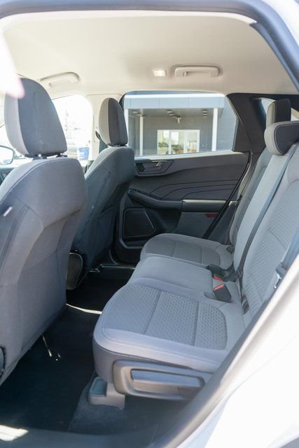 Used 2022 Oxford White Ford SE image 11