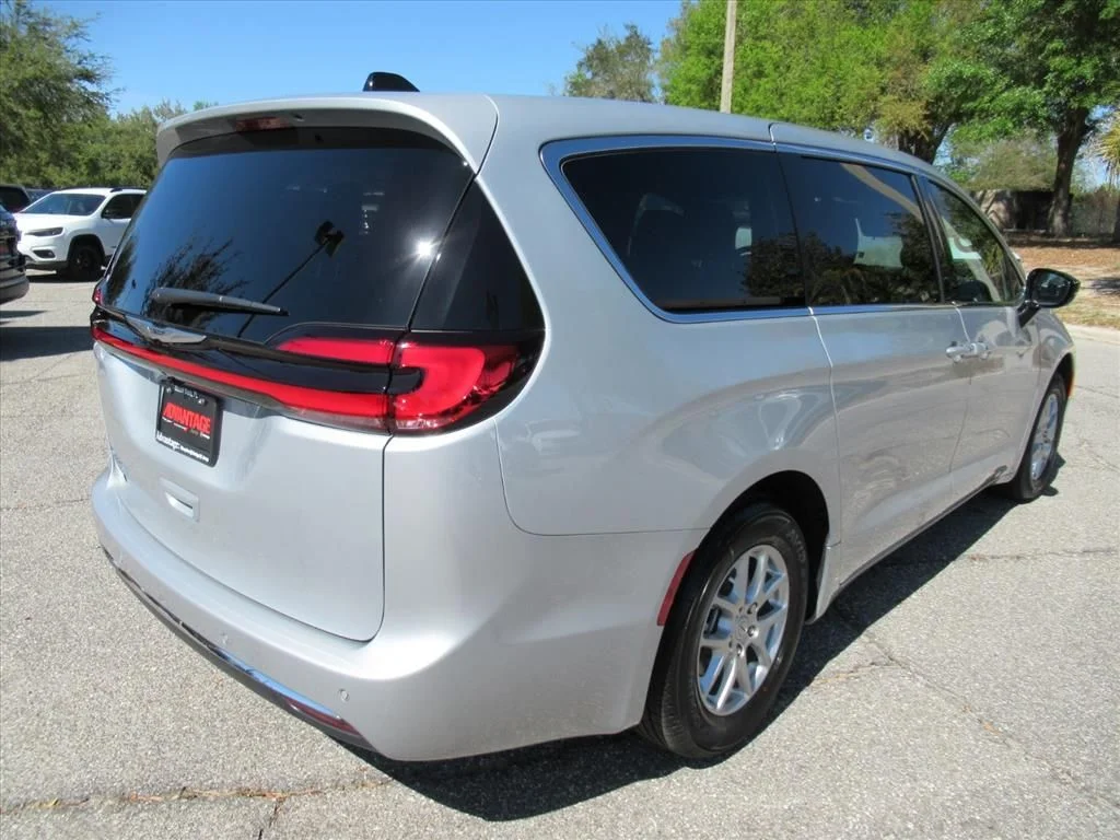 New 2026 Silver Mist Clear-Coat Exterior Paint Chrysler Select image 7