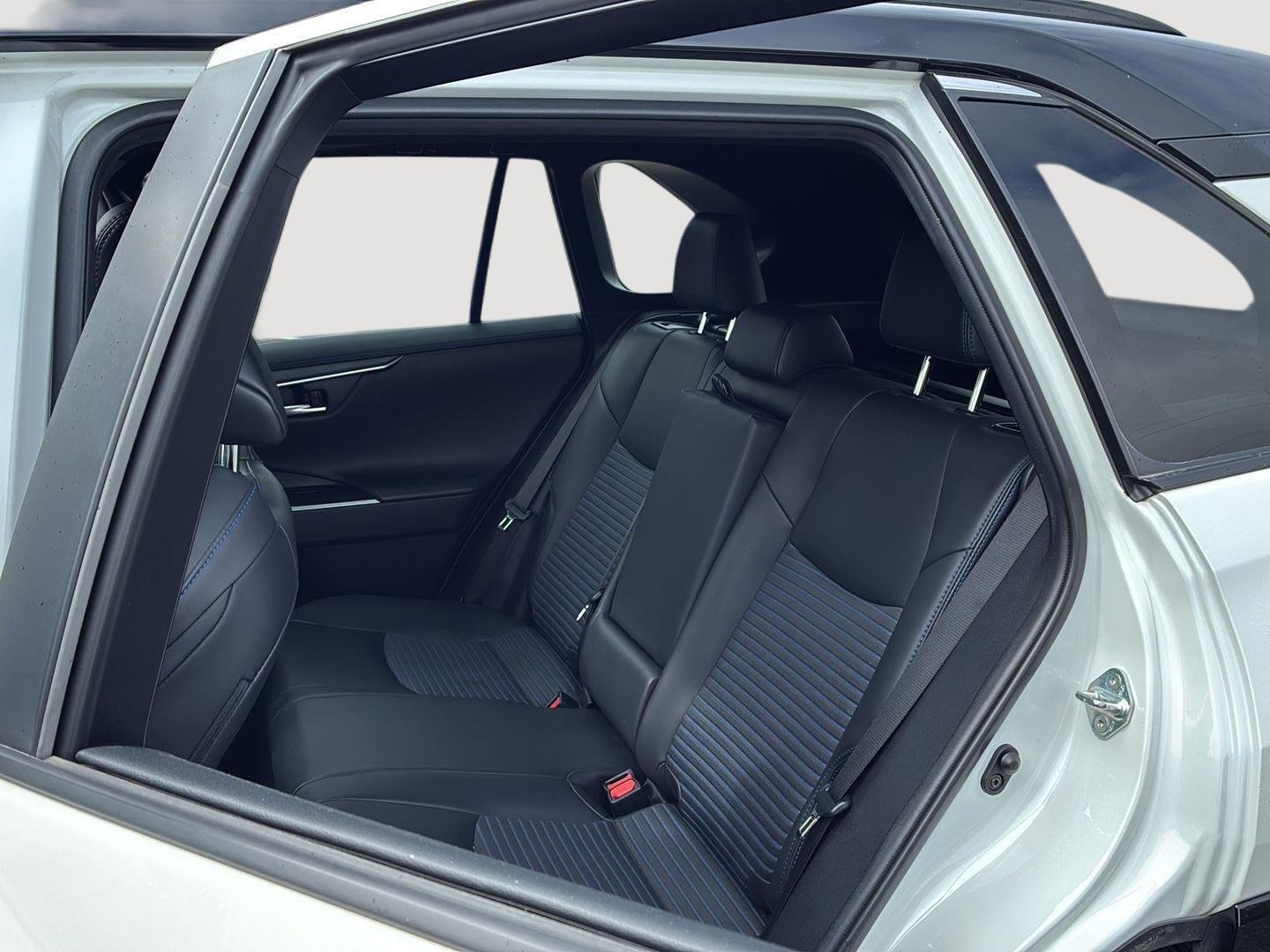 Used 2020 Blizzard Pearl w/Midnight Black Metallic Roof Toyota Hybrid XSE image 4